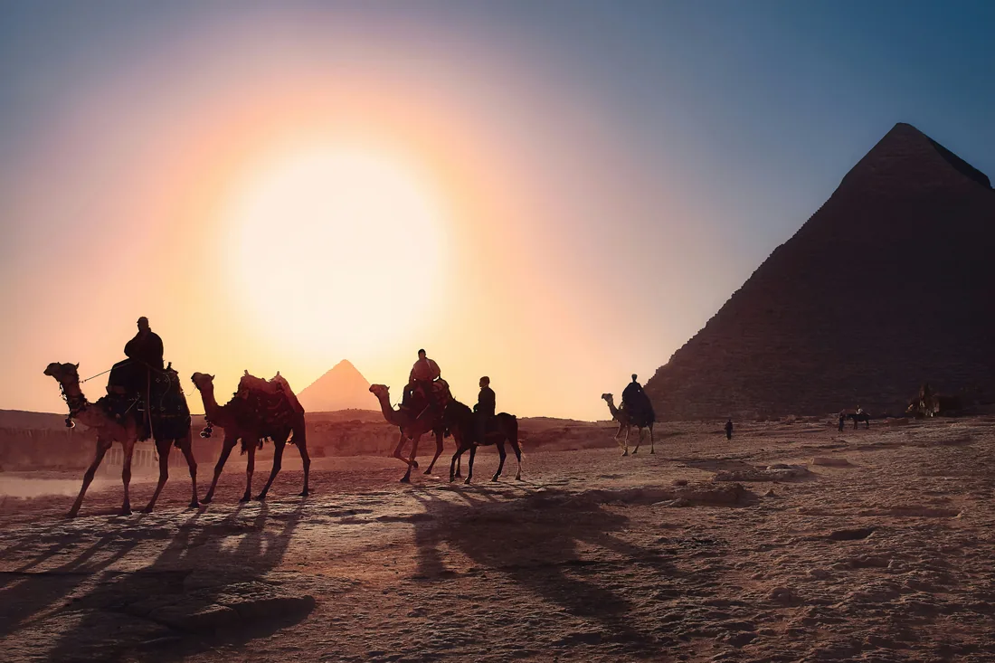 مصر — أهرامات الجيزة والنيل الخالد